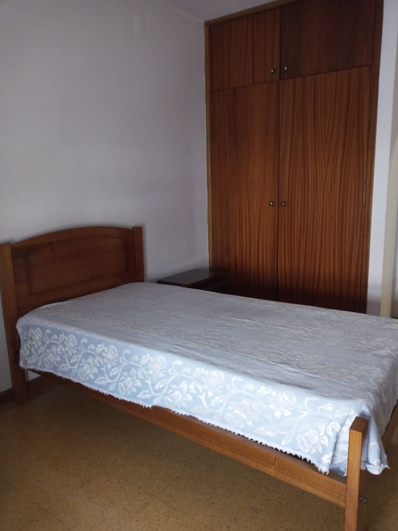 Alugo quartos a estudantes