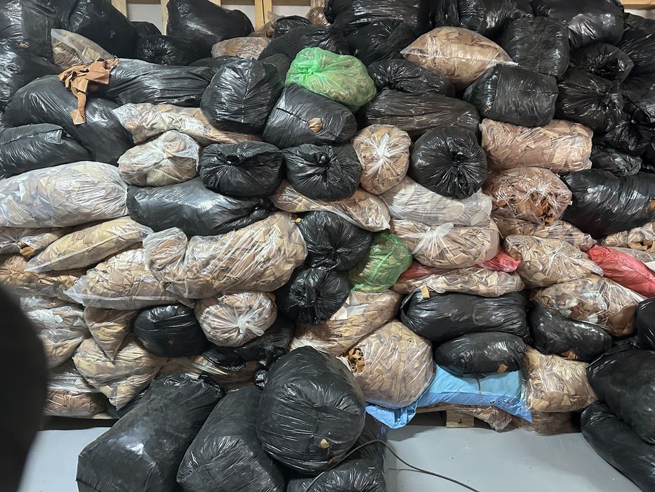 Шкіра натуральна меблева великим оптом.Шматки,відрізи меблевої шкіри.