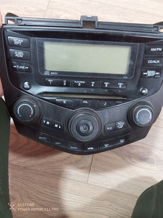 Продам штатную магнитолу Хонда аккорд цена 2500грв.