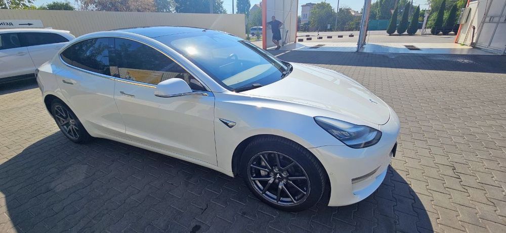 Продам автомобиль тесла 3