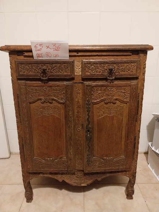 Pequeno móvel antigo usado