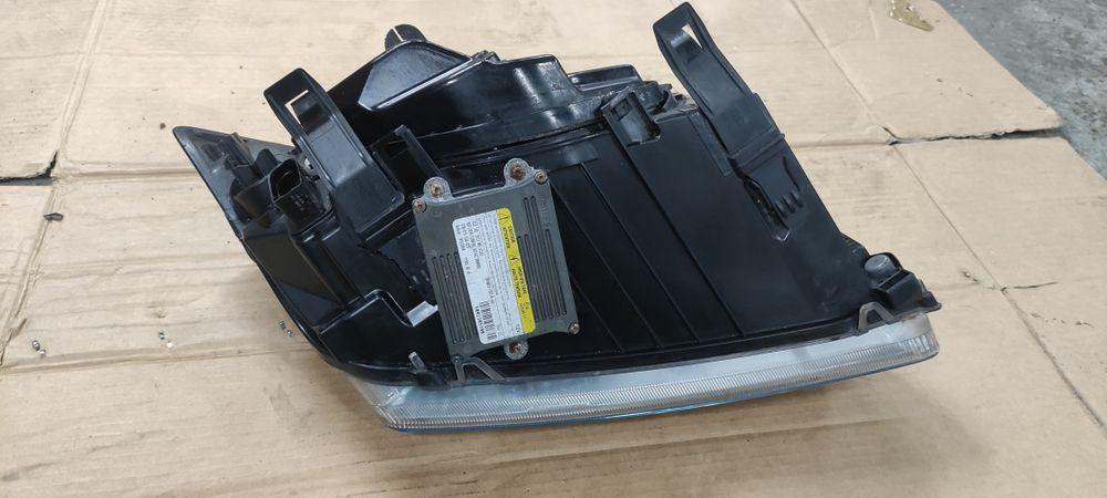 Reflektor lewy przód przedni lampa lewa przednia Xenon ksenon Focus 2