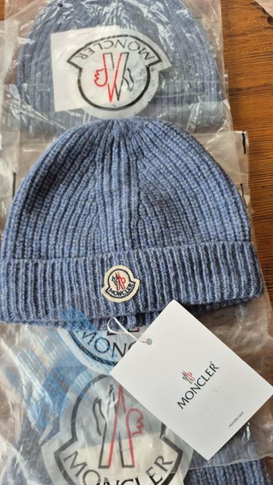 Шапка Moncler. Унисекс. 50% шерсть, 50% акрил.