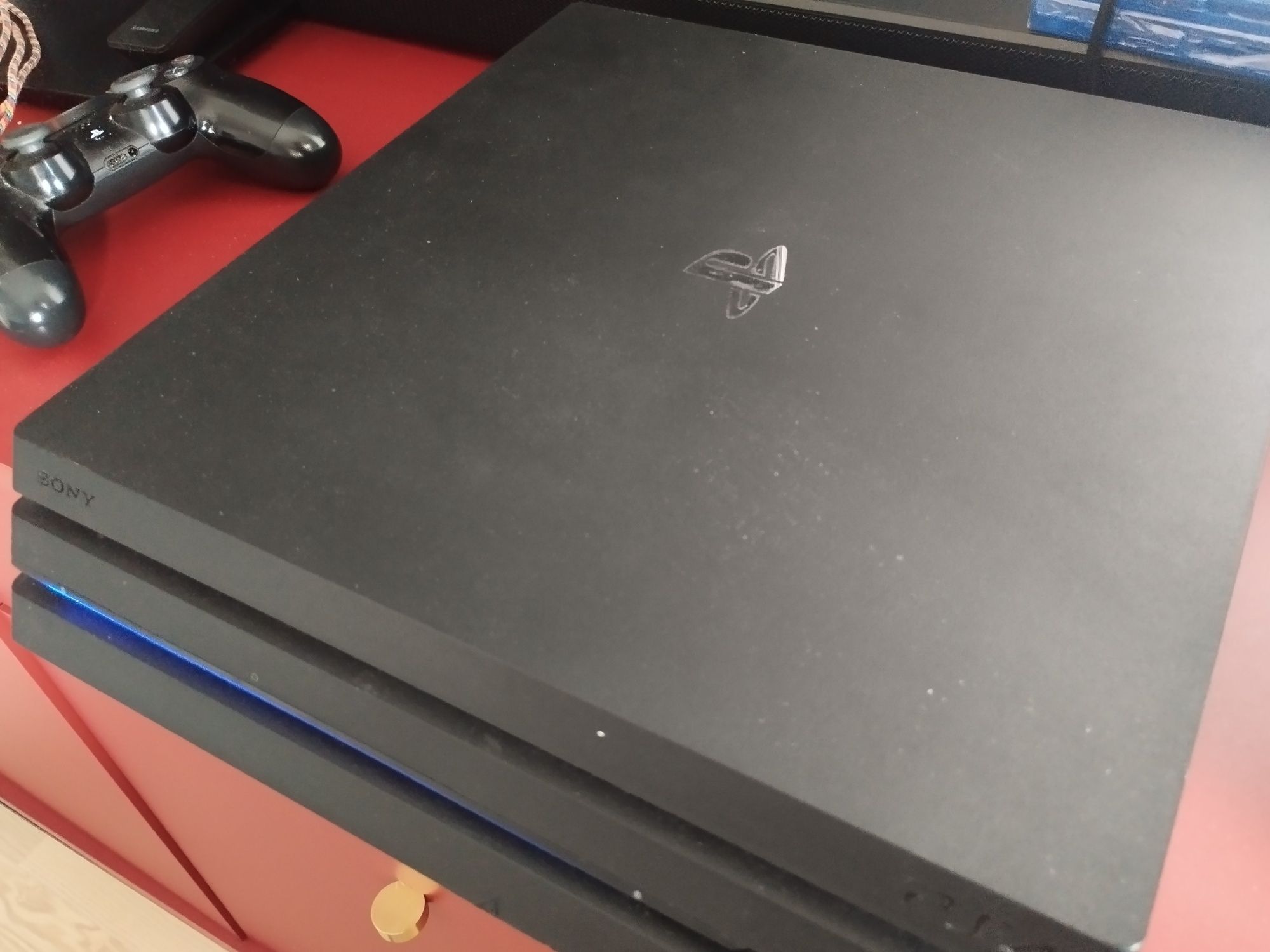 PS4 PRO model 7216b PLUS PS do stycznia. 40 gier. 2 pady
