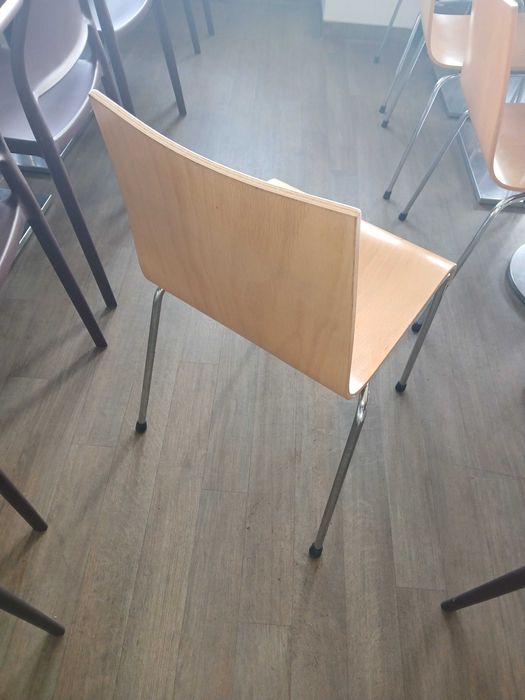 Cadeiras de madeira, com pés metálicos - Usadas