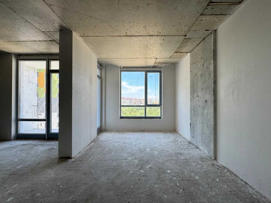 Простора однокімнатна з видом на річку