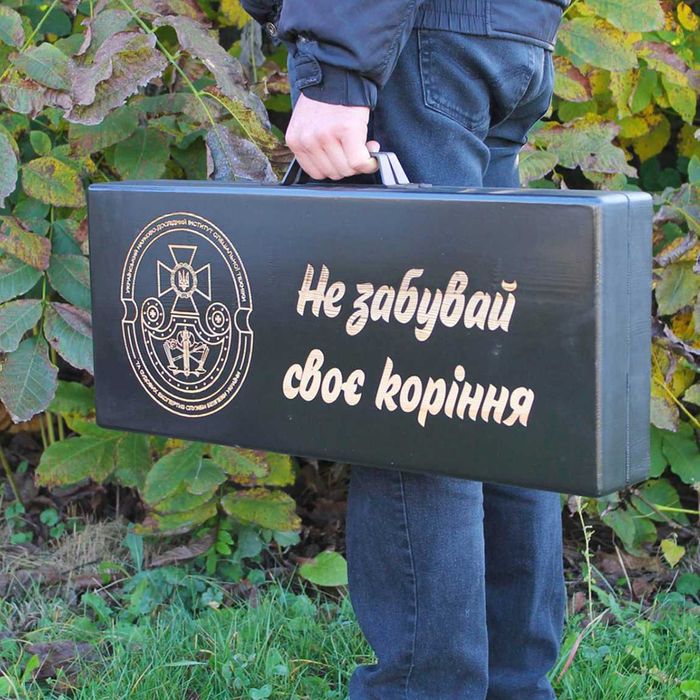 Для грилю мангального відпочинку в кейсі шампури з нержавійки і посуд