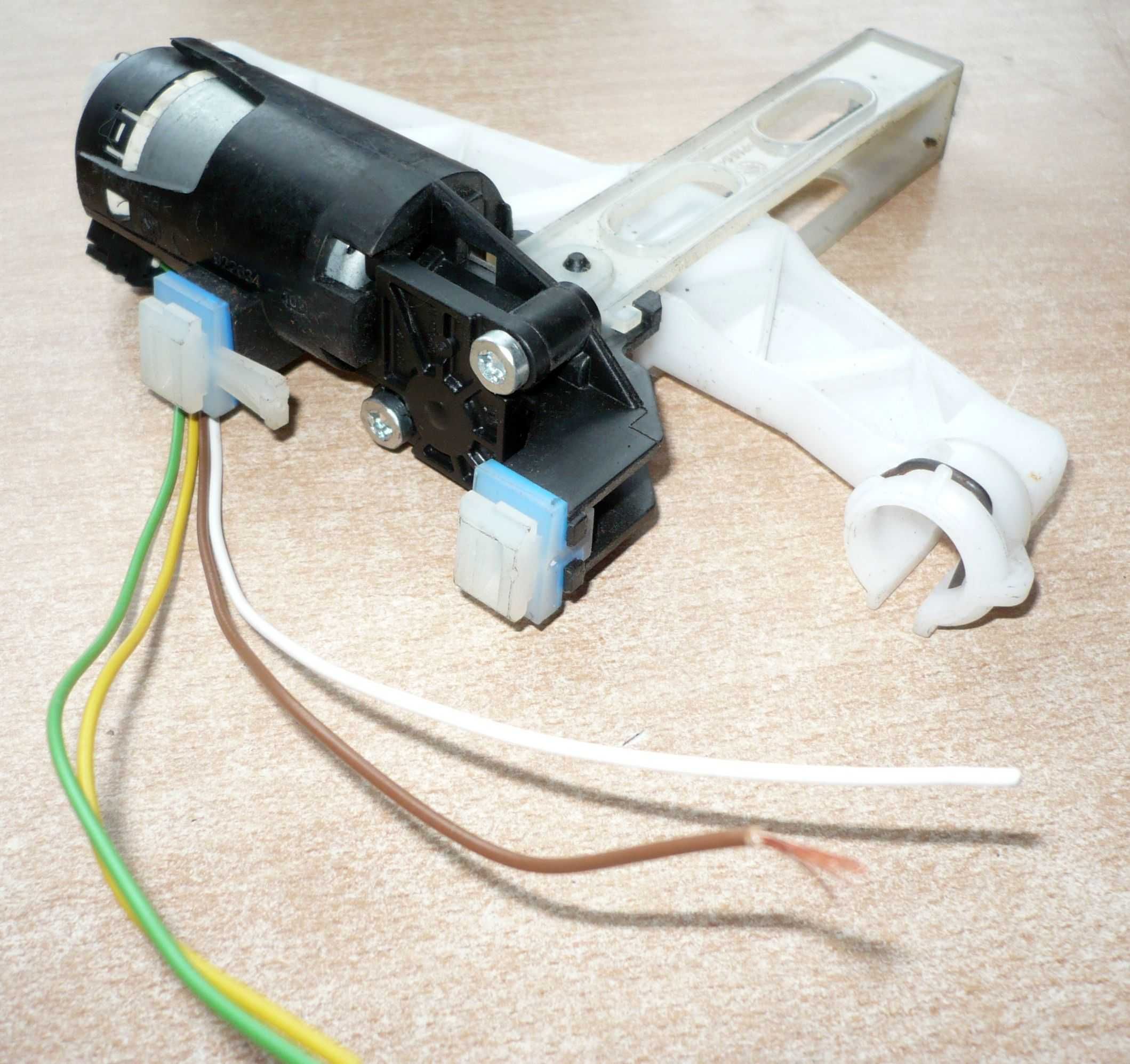 Mały siłownik-zasilanie 12V do 24V wysów-6 cm
