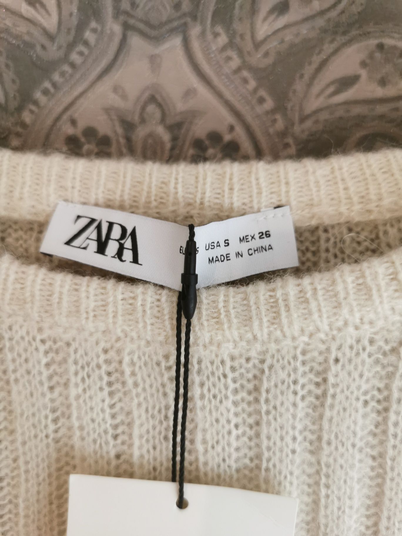 Sweter z dziurami Zara