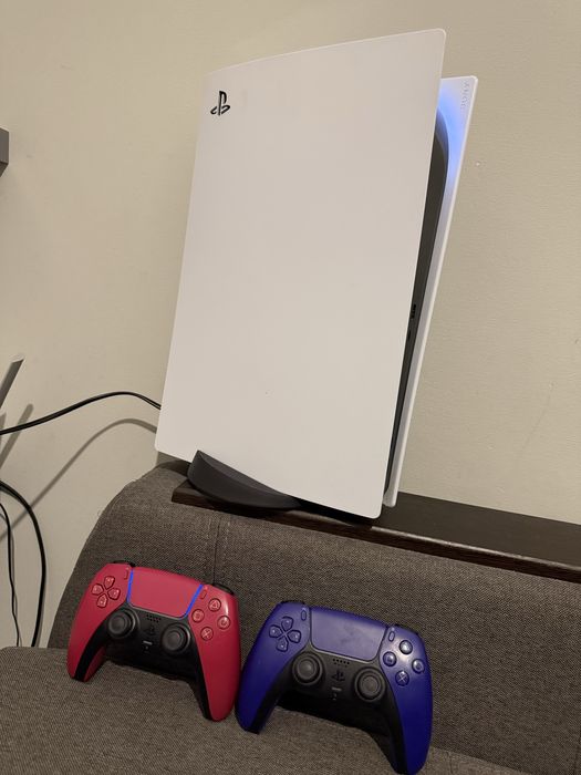 Продам консоль плайстейшн PlayStation 5 CFI-1208A с двома джойстиками