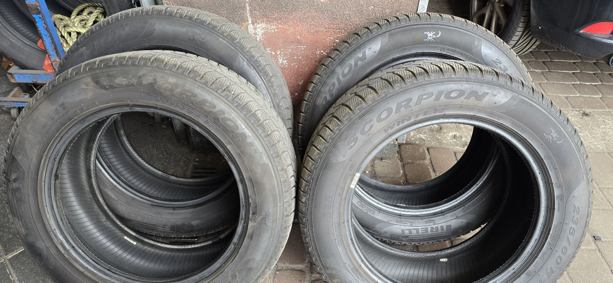 Sprzedam opony zimowe Pirelli scorpion 235/60/18