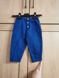 Granatowe spodnie chłopięce z przyszytymi guziczkami rozmiar 80