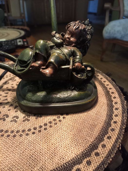 Lampka biurkowa z kloszem witrażowym