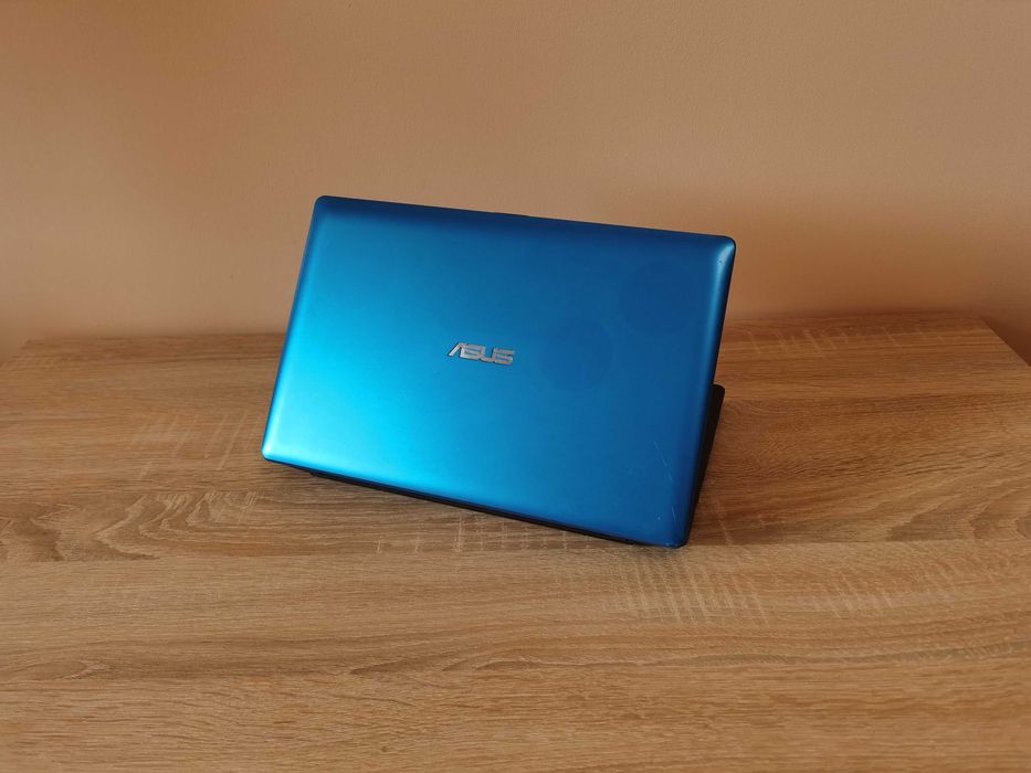 Компактный Asus F200