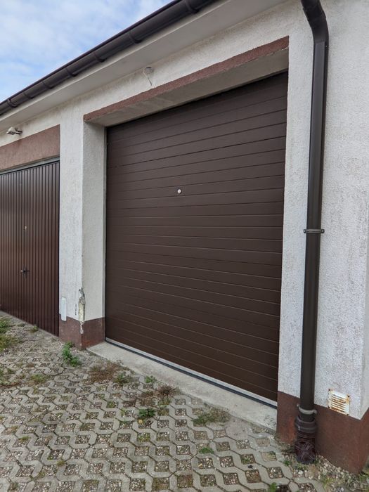 wynajme garaz murowany koszalinska. Brama automatyczna segmentowa.