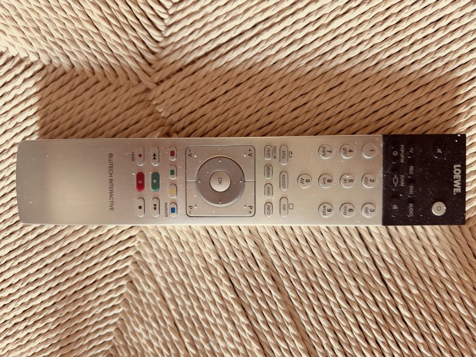 Loewe comando blutech interactive - inox / bom estado.