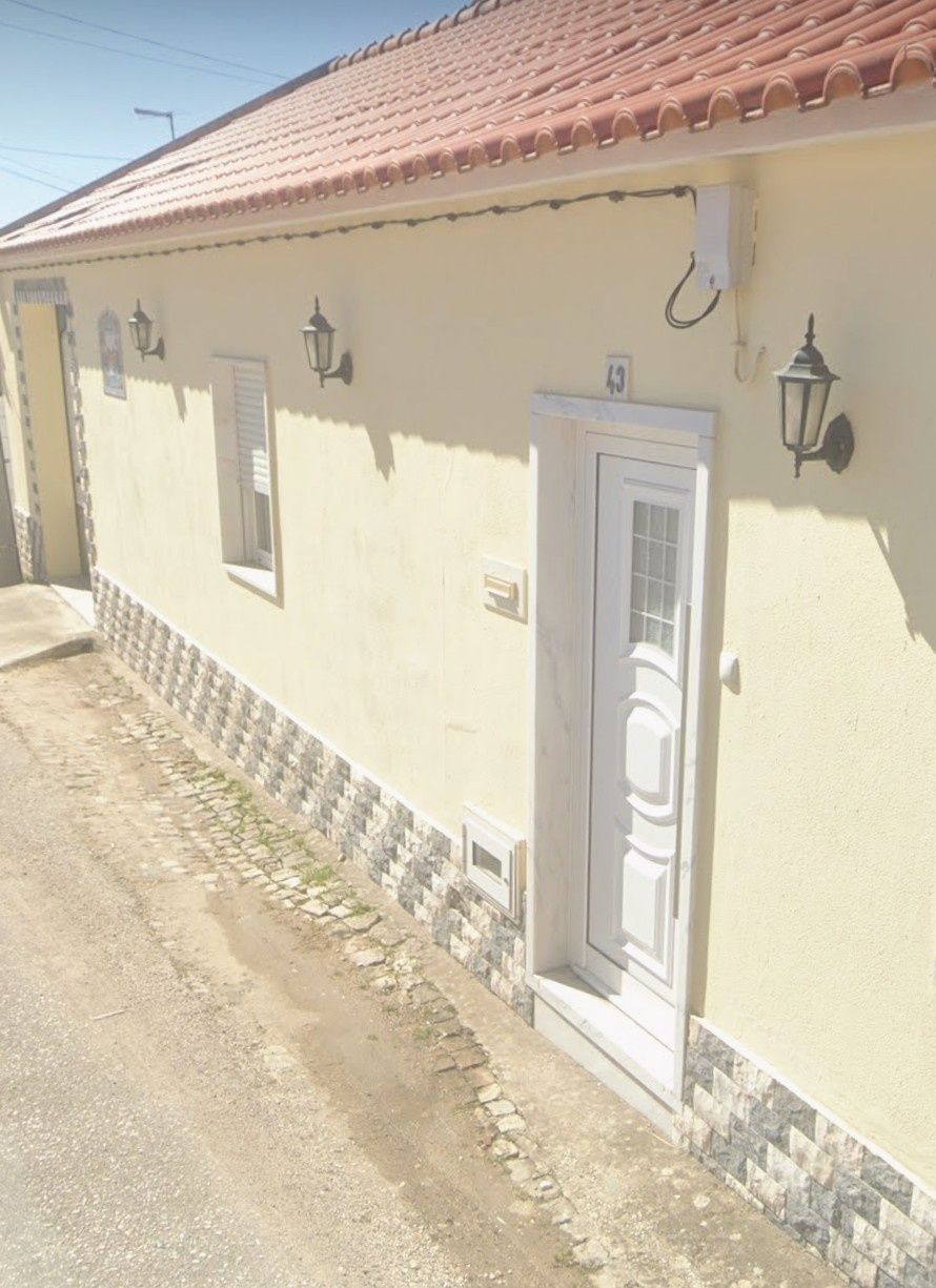 Aluga-se quarto a senhora