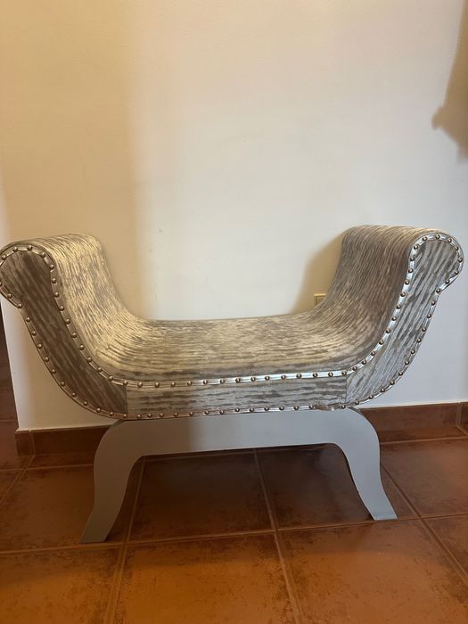 Banqueta cinza com tachas