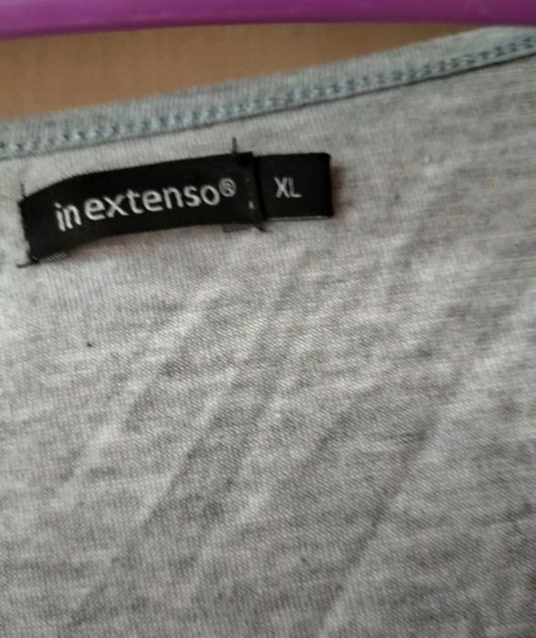 Koszulka z wycięciami na ramionach