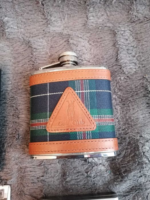 Piersiówki z papierośnicami lub bez. Do wyboru