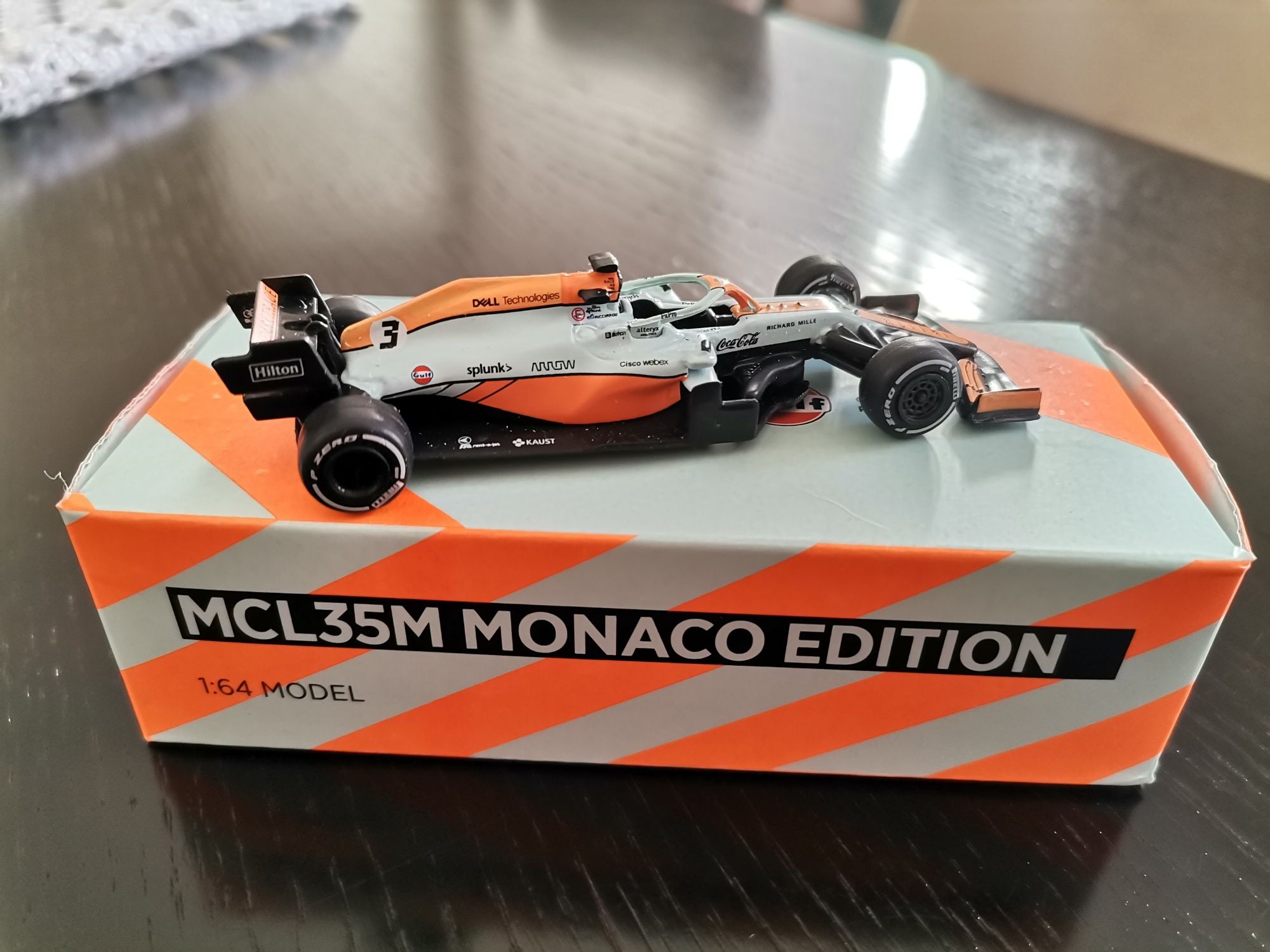 Model bolidu McLaren MCL35M F1 1:64