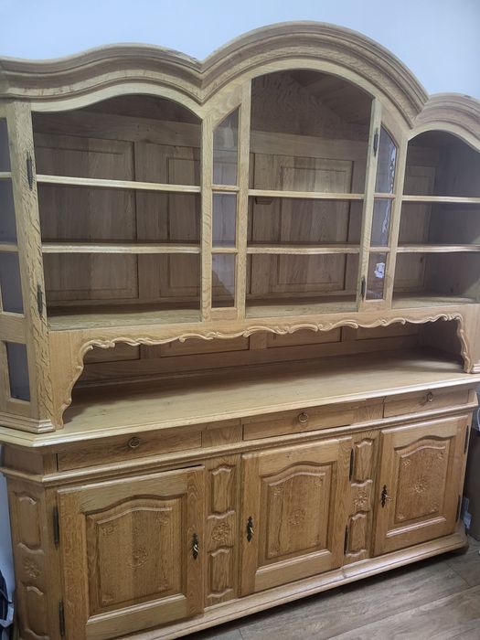 Продам дубовий сервант.