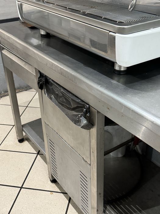 Bancada Inox com lava loiça e deposito para maquina de café