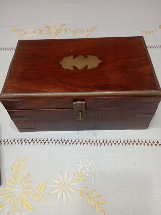 Vendo esta caixa em pau santo muita bonita bom estado