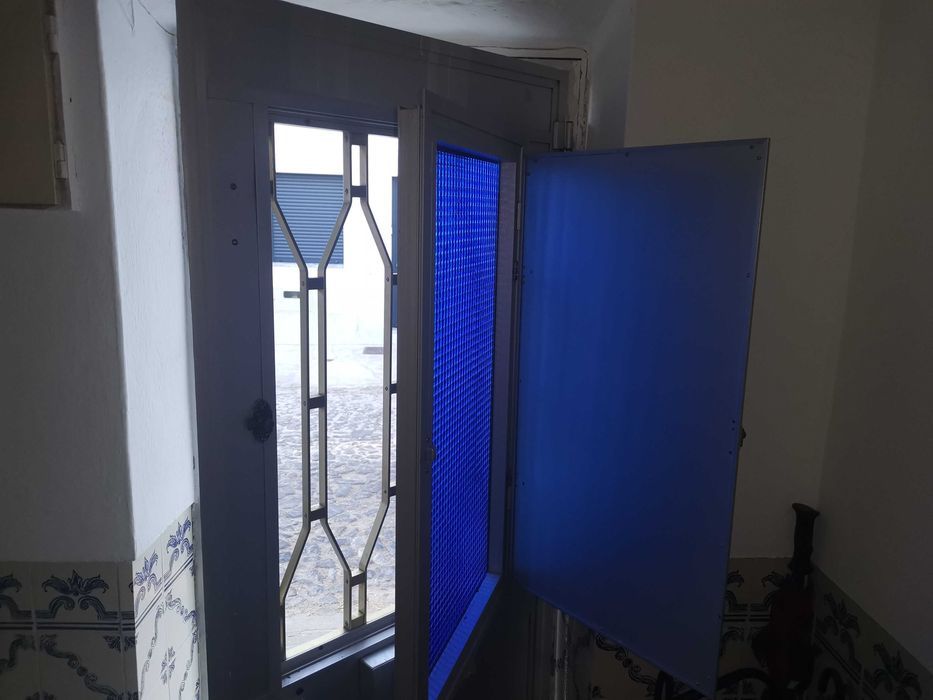 Porta de rua em aluminio com postigo veda luz e caixa correio incluso