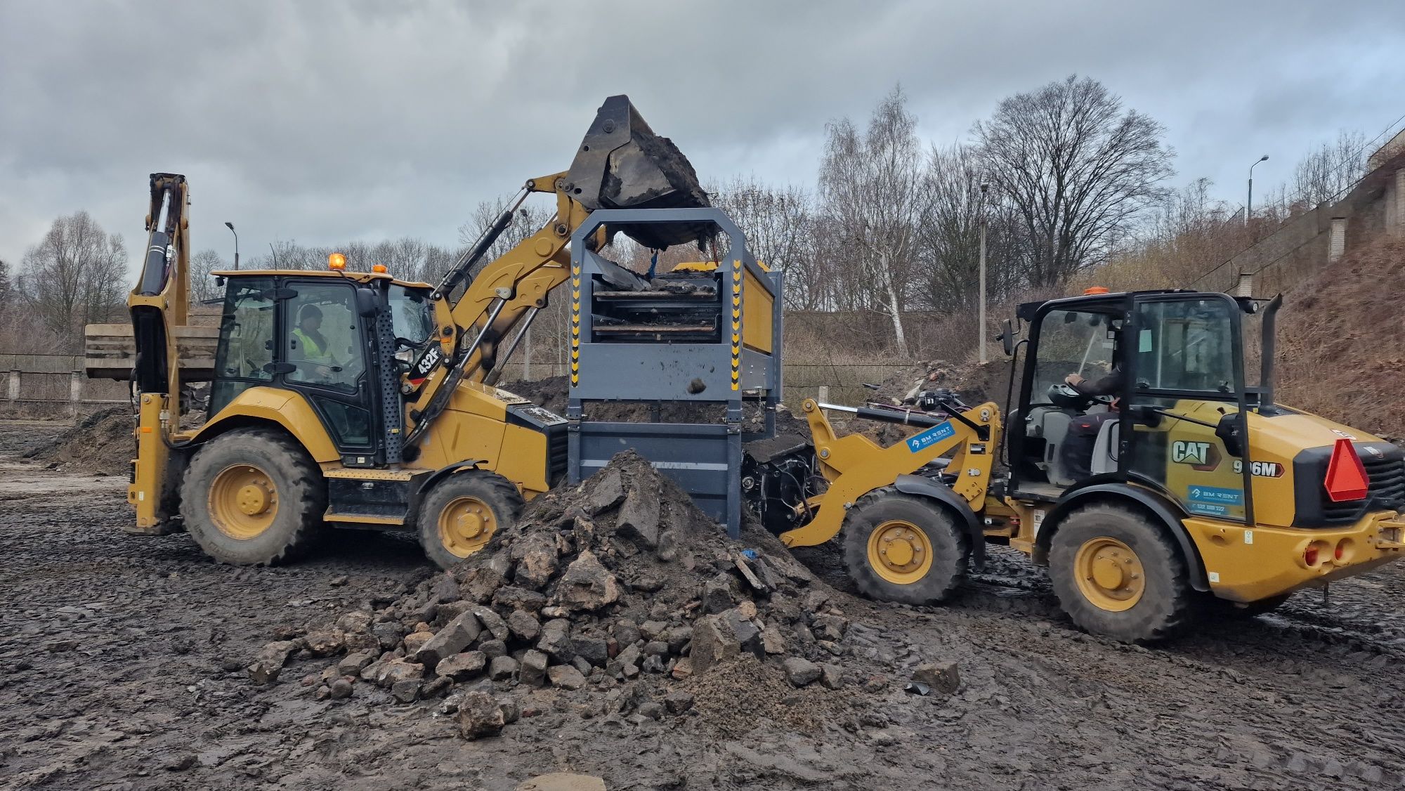 DG MACHINES producent przesiewaczy. TREX300S sieje mokry towar, ziemia