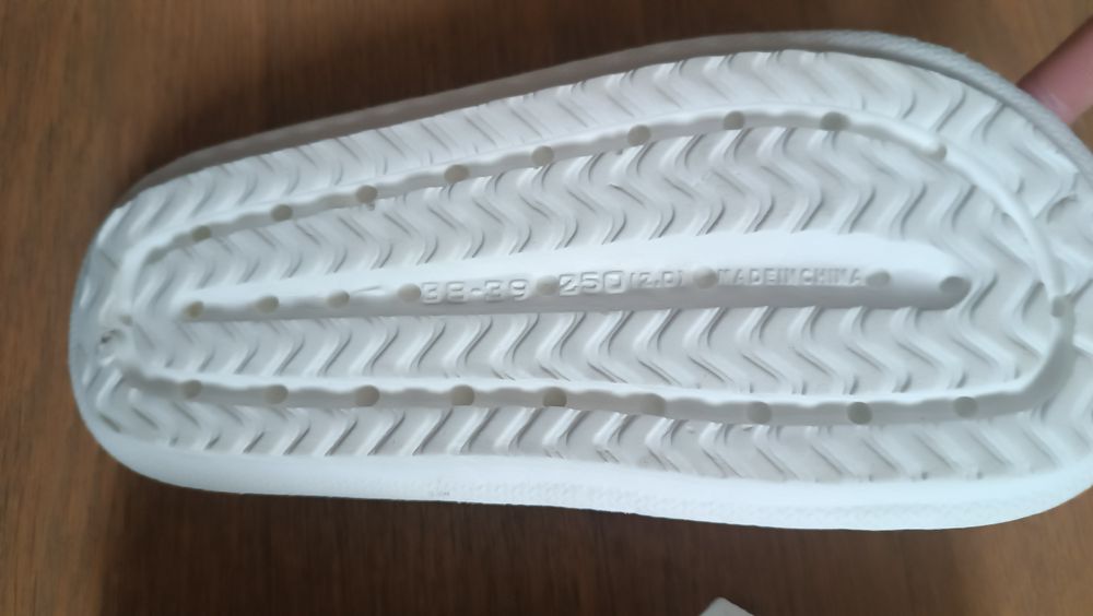 Шльопанці білі жіночі 38-39р на стопу 24,5см
На стопу 25,5см
Стан нови