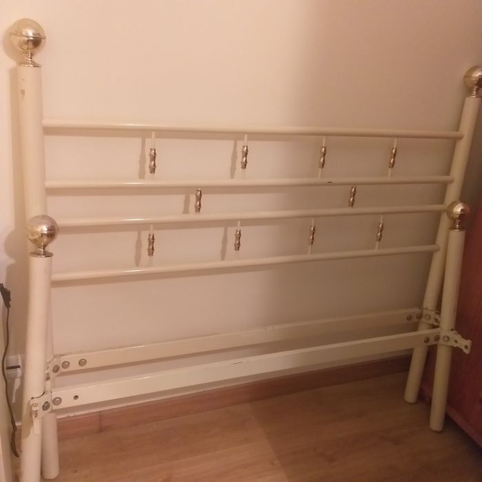 Cama de latão em bom estado
