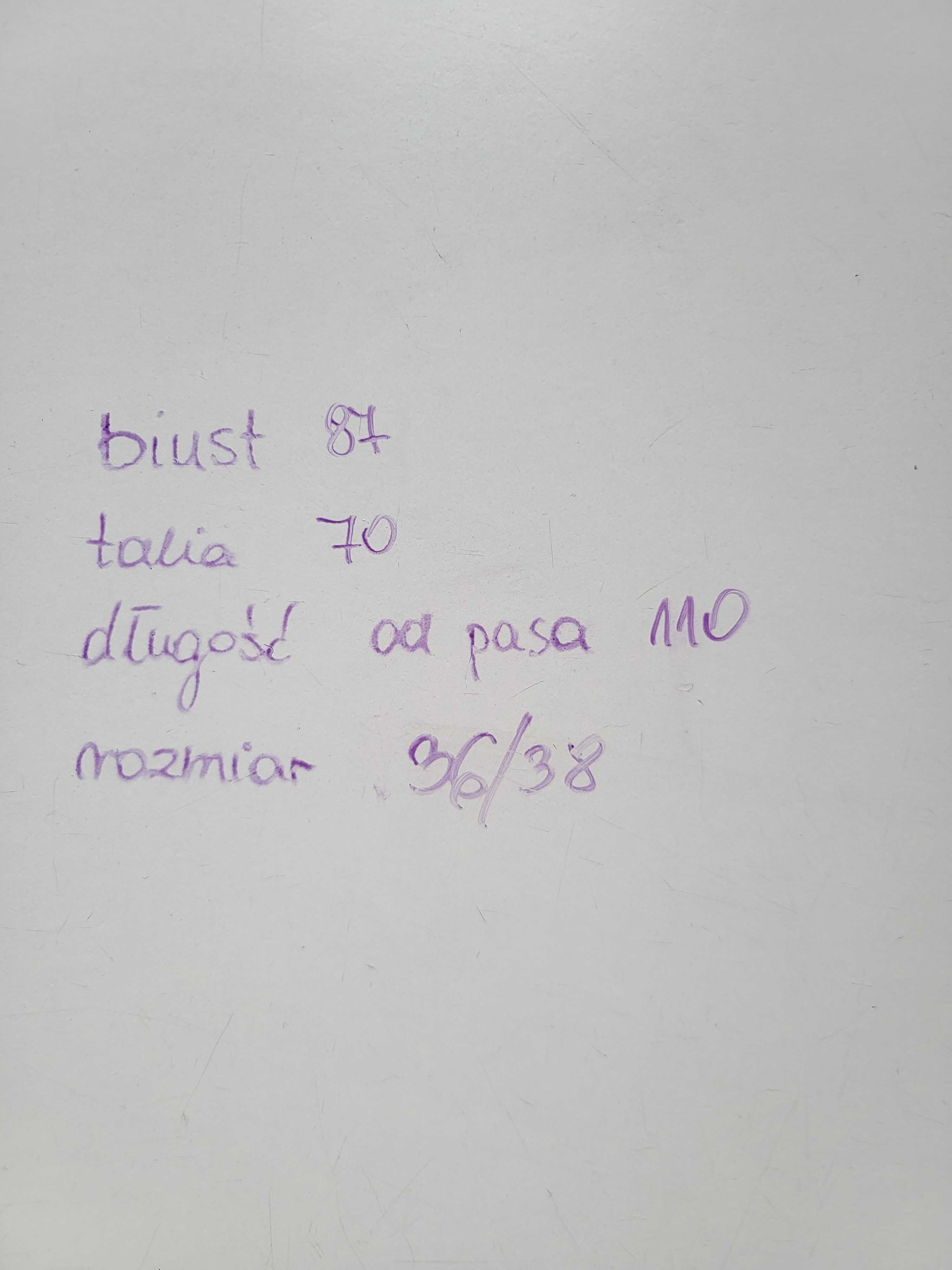 Biala sukienka ślubna z koronką