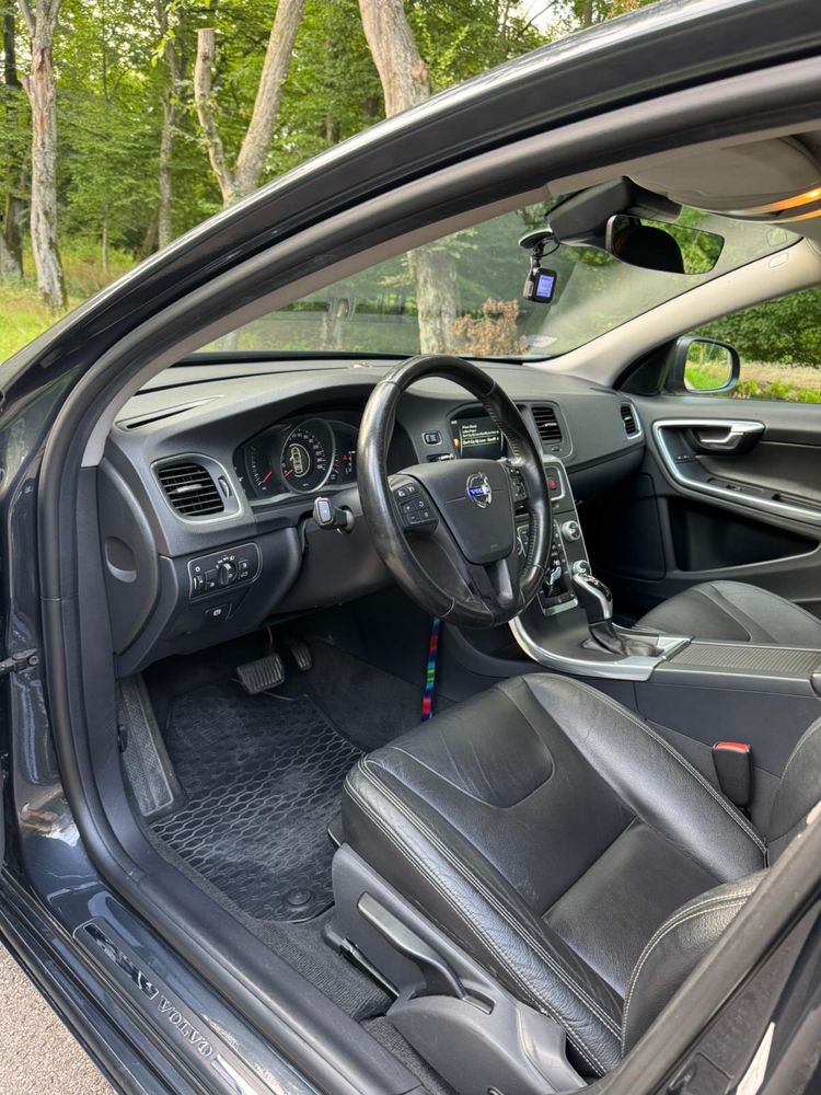 Sprzedam Volvo V60 – 2015 rok, automat, zadbany, garażowany