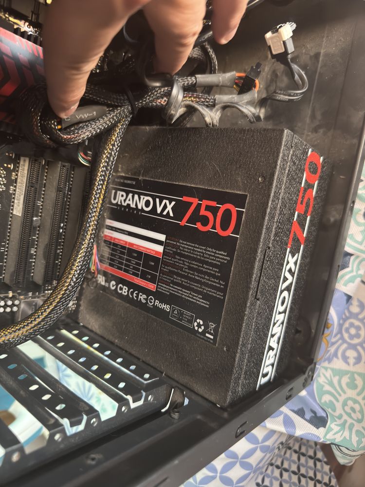 Caixa PC com componentes