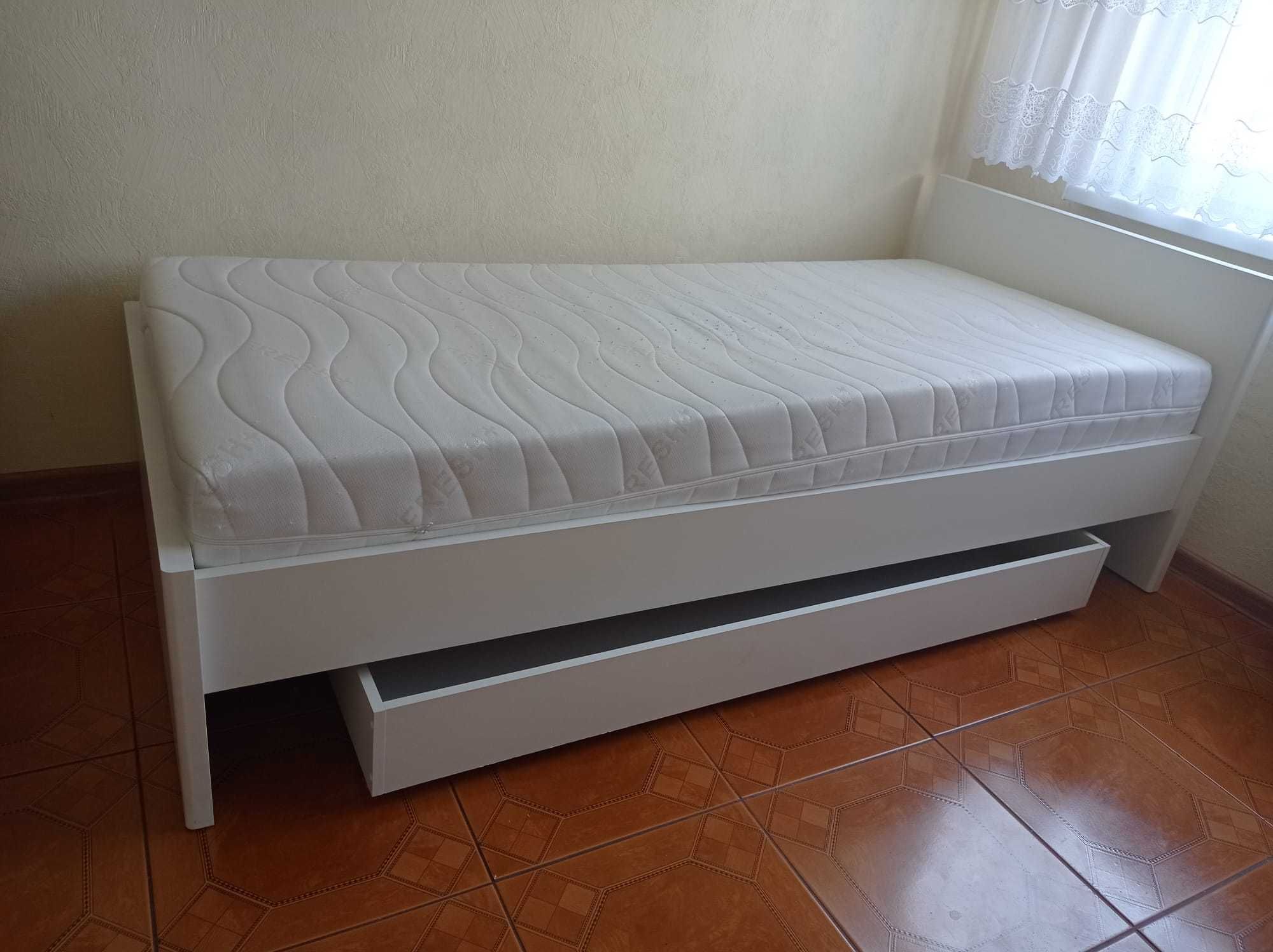 Łóżko drewniane 90 X 200 cm z materacem i schowkiem, jak nowe