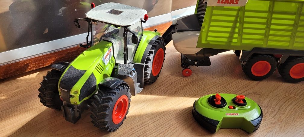 Zestaw Claas traktor z przyczepą sterowany