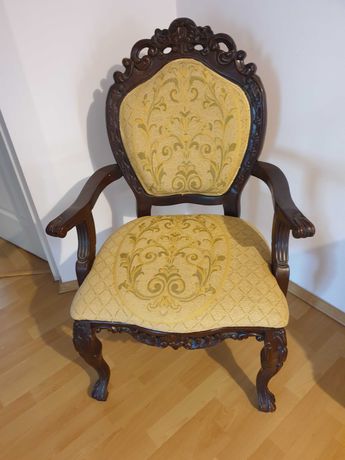 Piękne stylowe krzesło ze zdobieniami