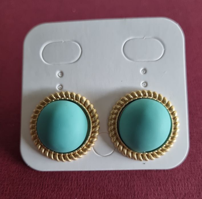 Brincos dourados com meia bola em tons de azul turquesa/verde água.