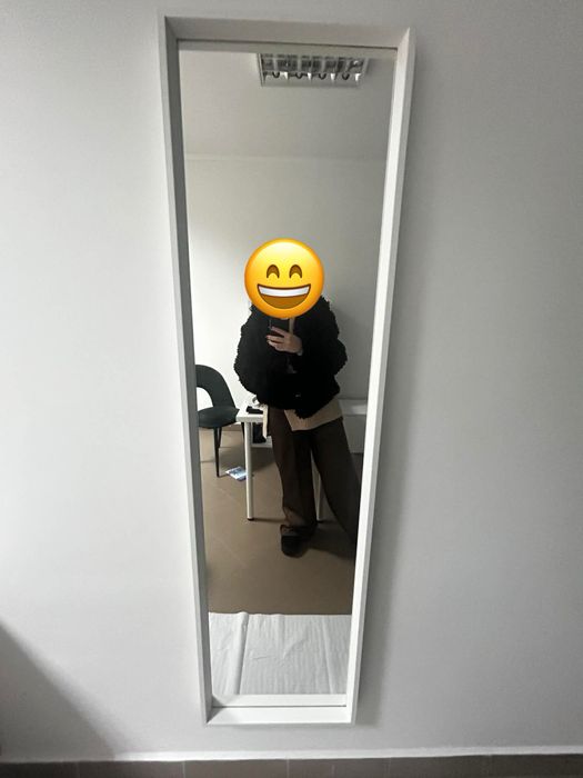 Białe prostokątne lustro