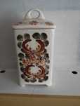 Pojemnik z pokrywką z porcelitu - wysokość 14 cm , szerokość 11 cm.