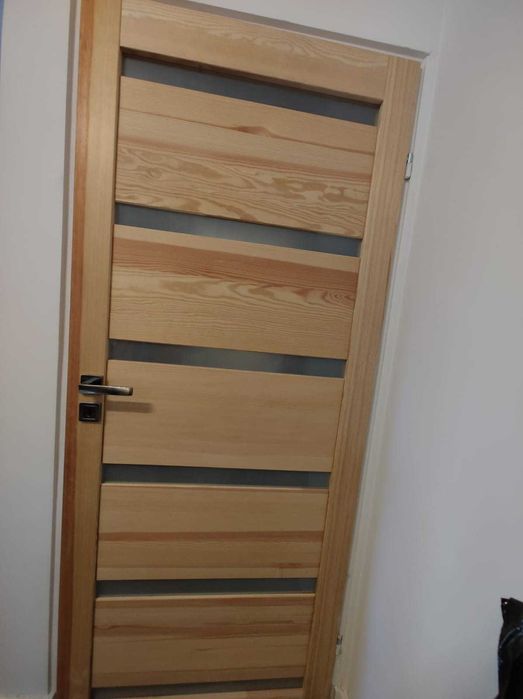 Sprzedam komplet trzech drewnianych drzwi z poziomymi przeszkleniami.