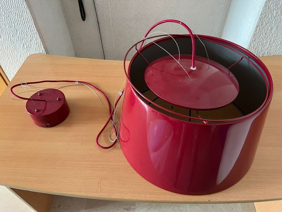 Candeeiro de teto vermelho