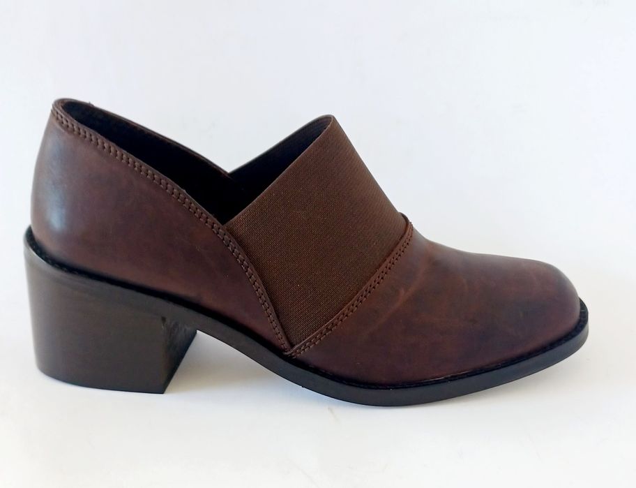 Sapatos amotinados em pele