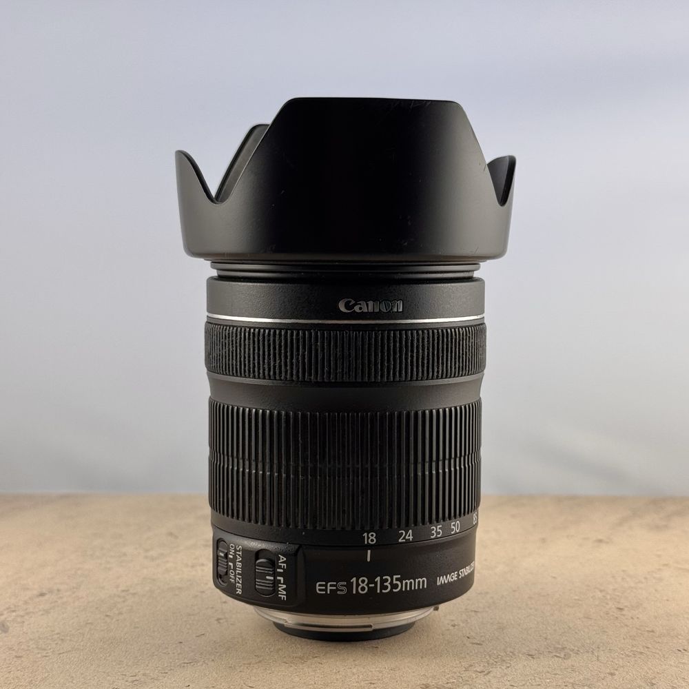 Canon 600D com lente EF-S 18-135 f/3.5-5.6 IS STM