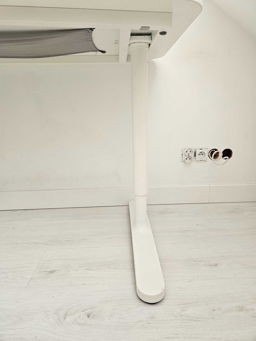 Biurko mlodzieżowe białe L Ikea Bekant