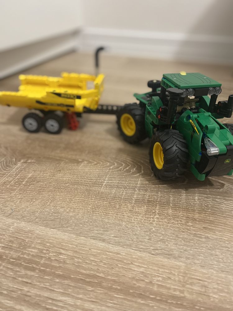 Klocki Lego Technic Ciągnik John Deere 9620R  z przyczepą 42136