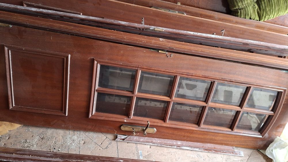 Portas usadas em mogno