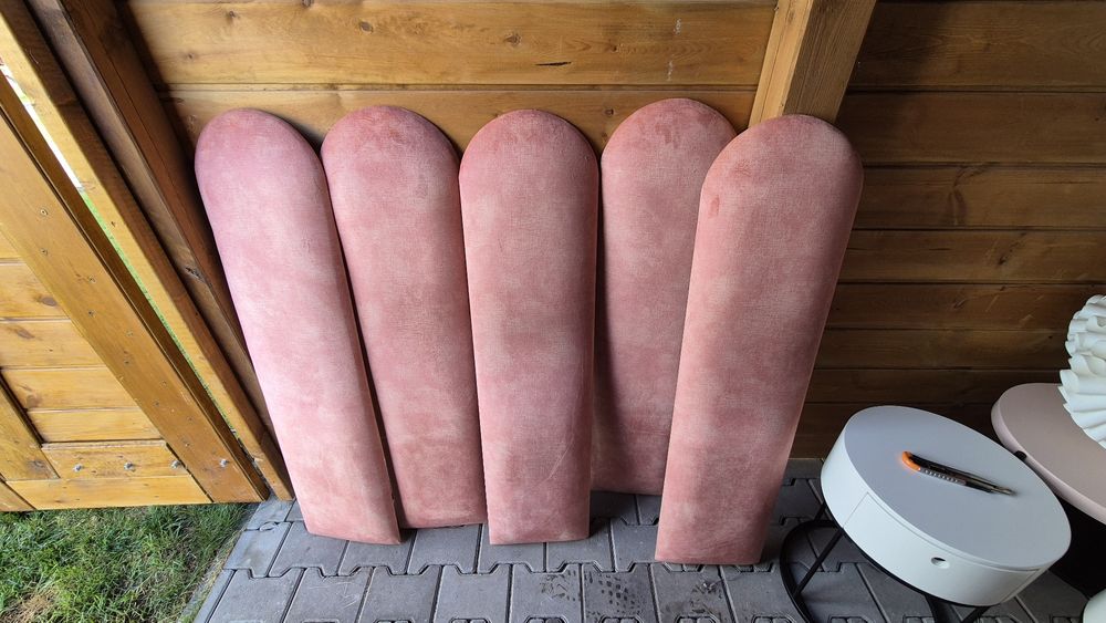 Panele ścienne tapicerowane w kolorze różowym. Stan bardzo dobry.