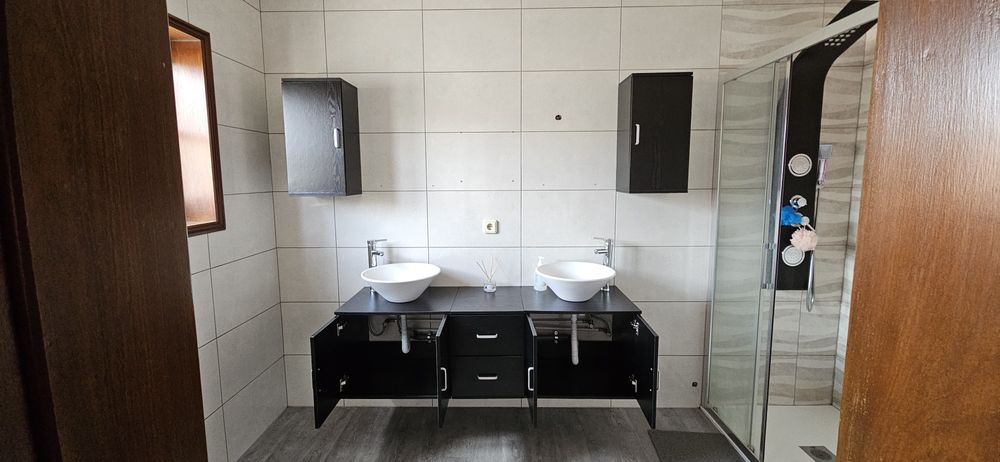 Móveis wc preto com dois lavatórios